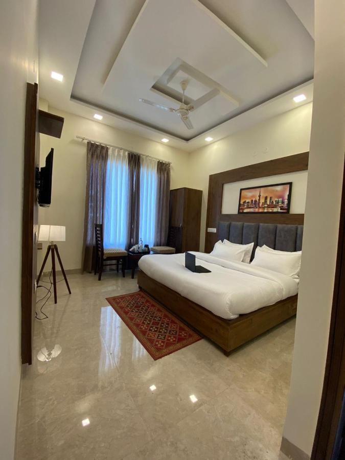 Hotel Hollywood Zirakpur Chandigarh - Family Hotel Zewnętrze zdjęcie